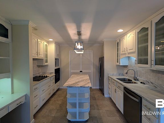 4th image of 9168 Clubhouse Dr