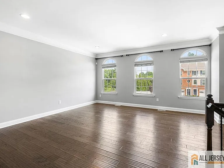 89 Isabelle Ct — Photo 6