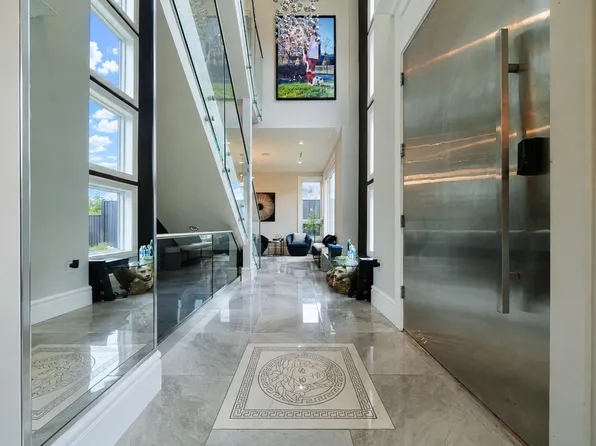 6069 Patrick St, Burnaby, BC V5J 3B8