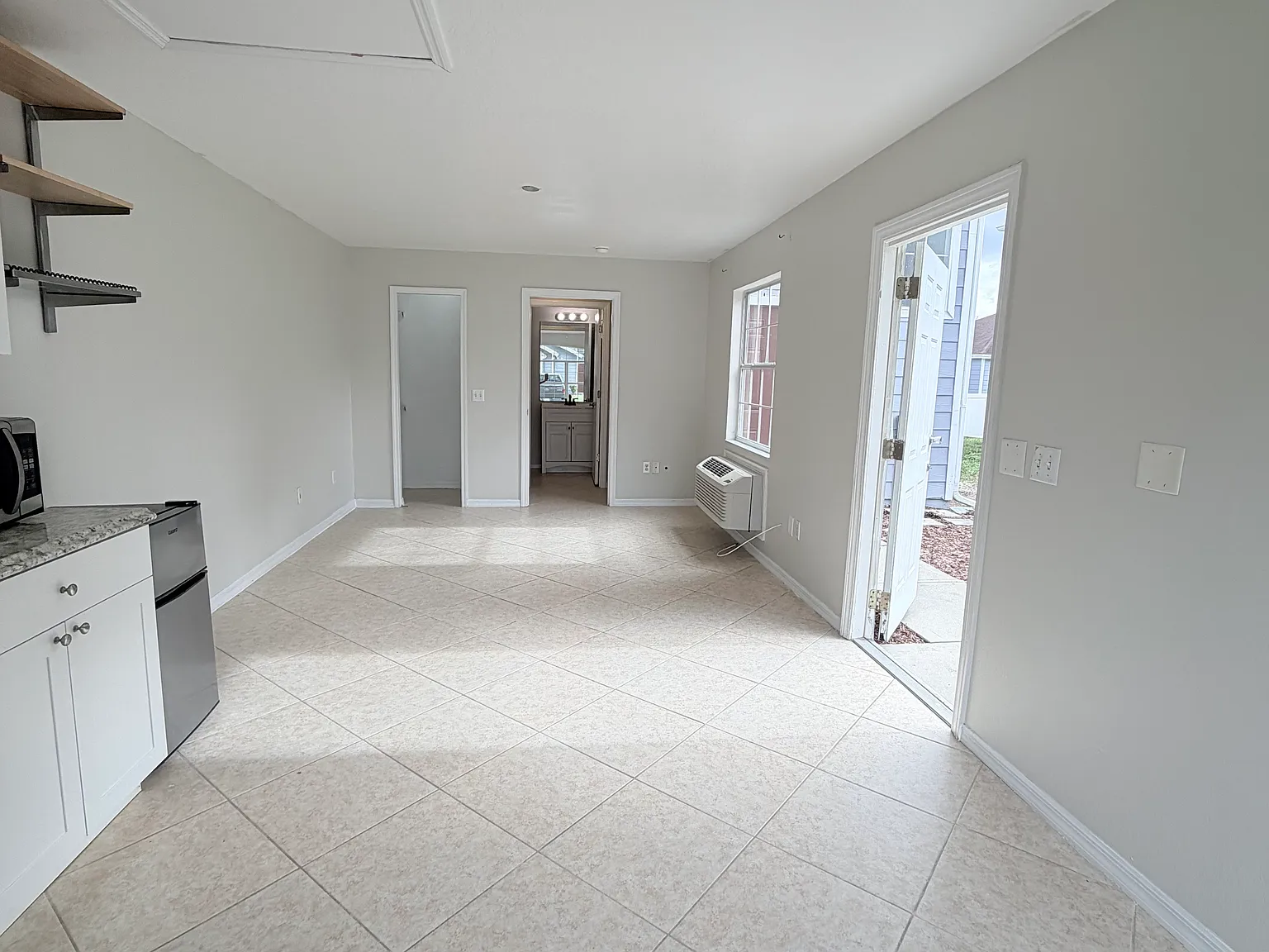 Studio, 400 sqft, $875 — Photo 2