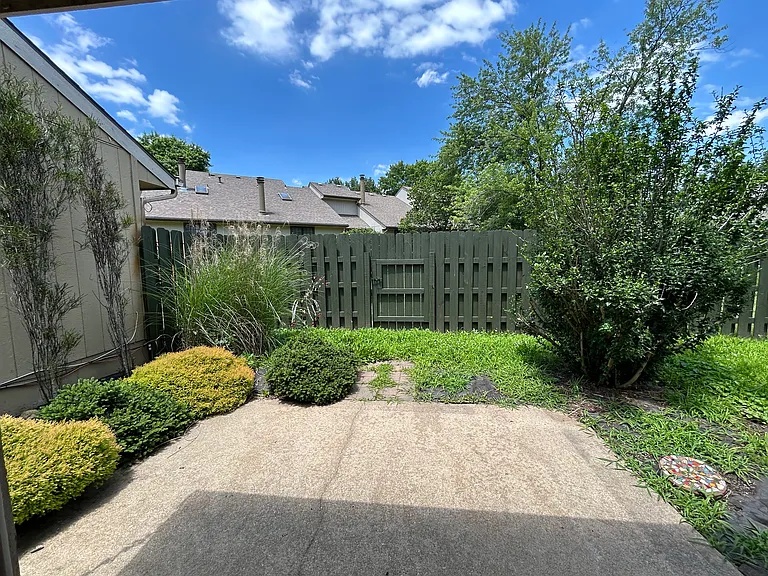12204 Charlotte St — Photo 15