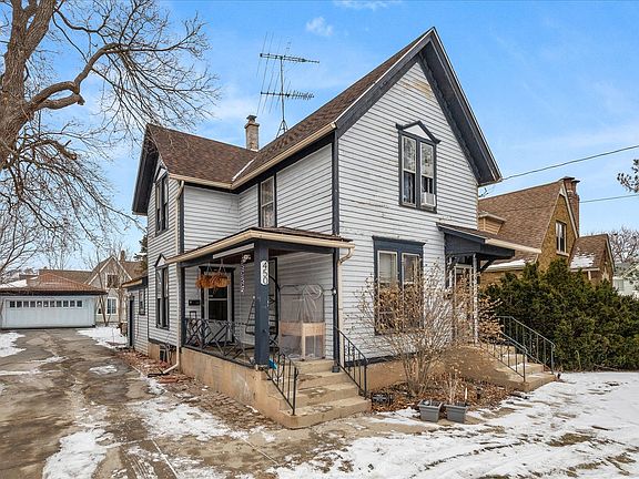 3rd image of 450 Villa St