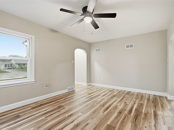 4th image of 1050 27th St NE