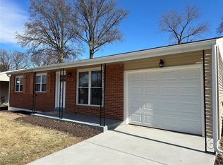 2858 Cherry Point Ln, Maryland Heights, MO 63043