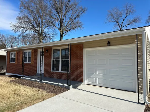 2858 Cherry Point Ln, Maryland Heights, MO 63043