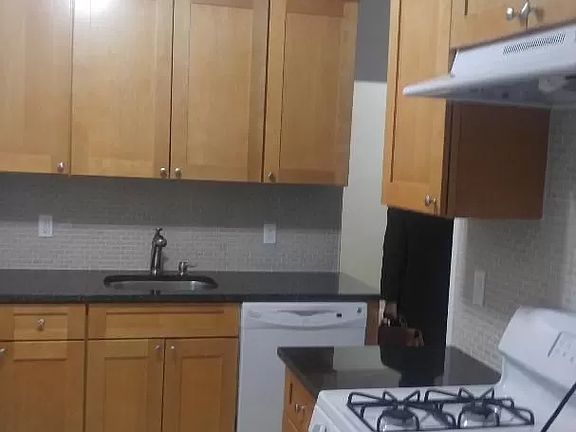 4th image of 89-15 Parsons Blvd #G
