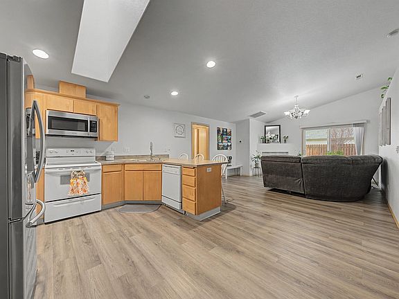 3rd image of 8007 Langara Dr