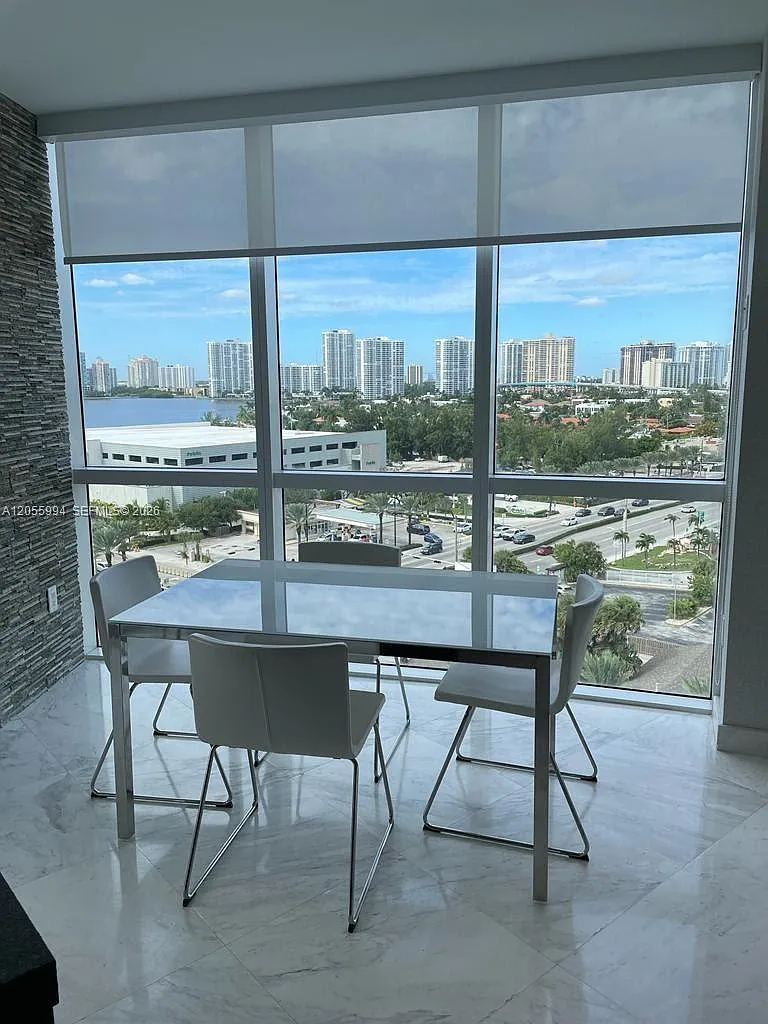 Trump Royale Condo — Photo 1
