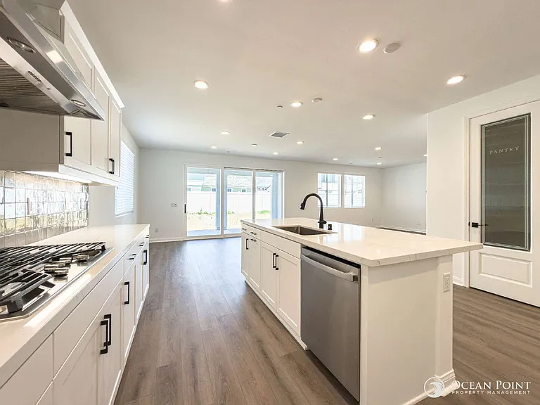 405 Wisteria St — Photo 4