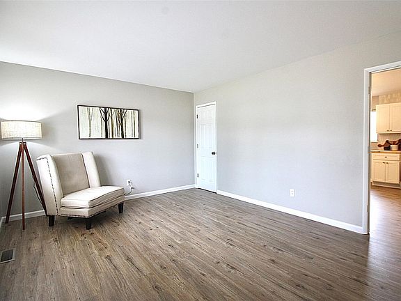 3rd image of 1534 Saint Ives Dr