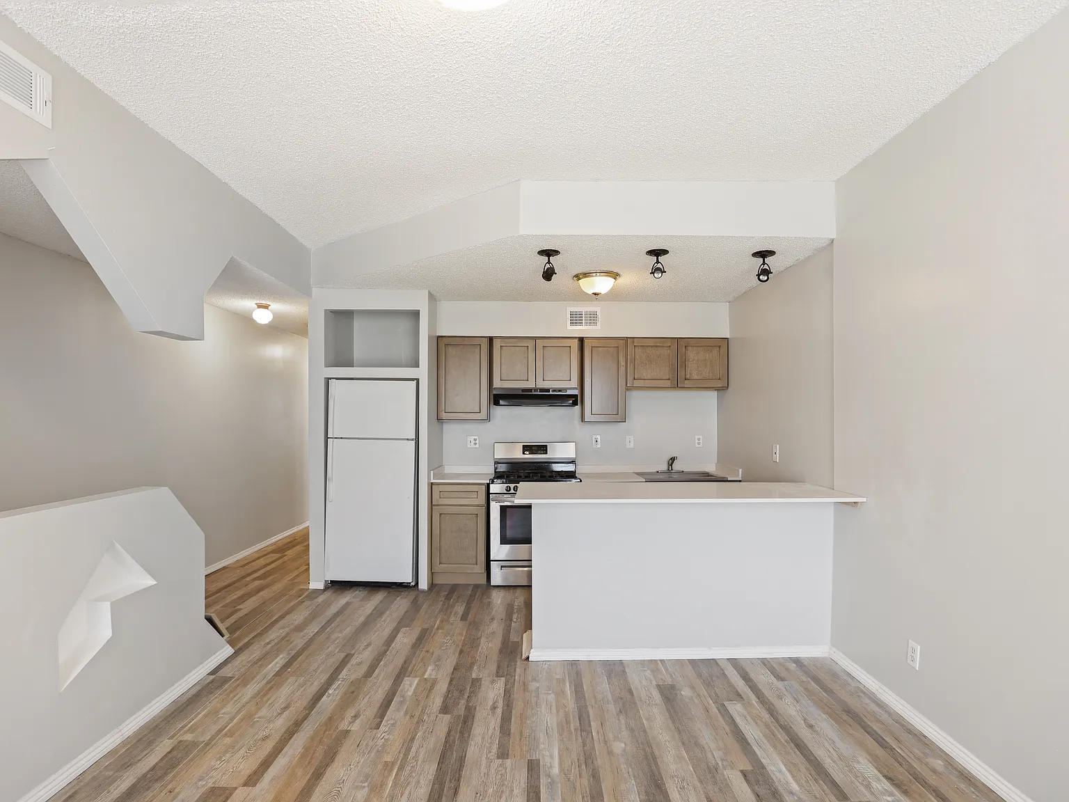 2 bed, 820 sqft, $895 — Photo 2