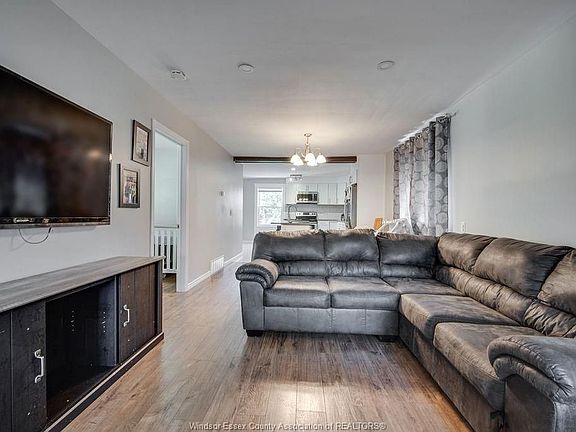 4th image of 1154 Gladstone Ave