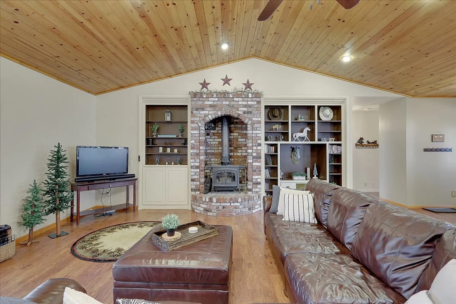 3 bed, 3.0 bath, $7,842 — Photo 2