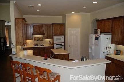 Kitchen : Lots of cabinets and plenty of counter space with Jenn-Air and LG appliances.