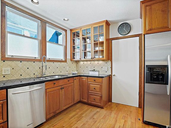 5th image of 1031 Portola Dr