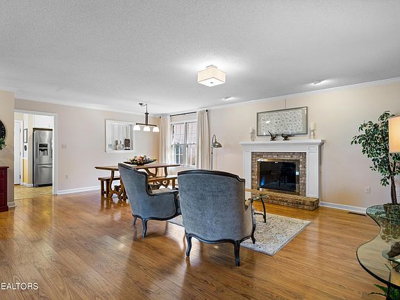 4th image of 915 Jamestown Way