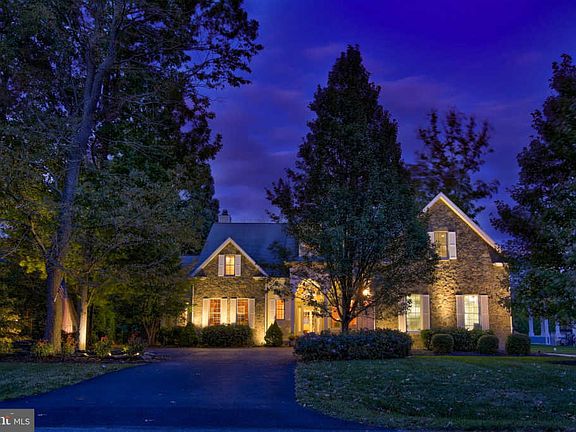 2nd image of 16 Kings Creek Cir