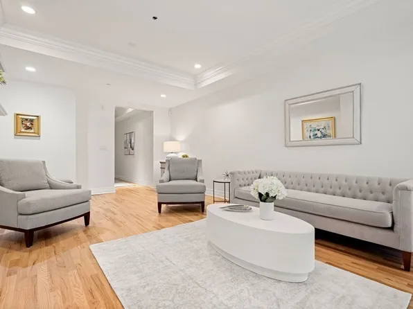 630 Hammond St APT 104, Brookline, MA 02467