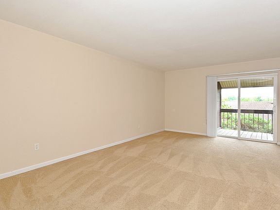 2nd image of 1926 Greenpoint Dr APT 301
