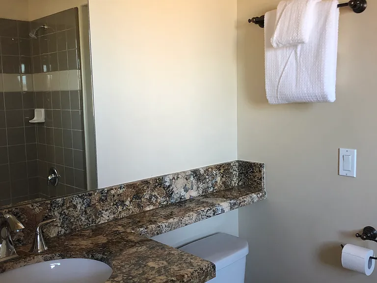 2401 W Victoria Dr — Photo 10