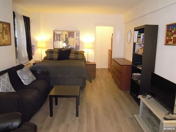 5th image of 400 Park Pl APT 1D