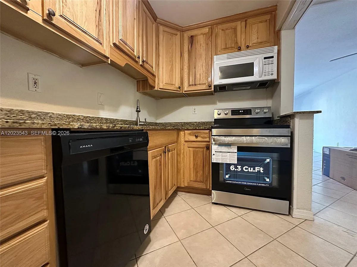 Building Photo - 8650 SW 67th Ave #1032