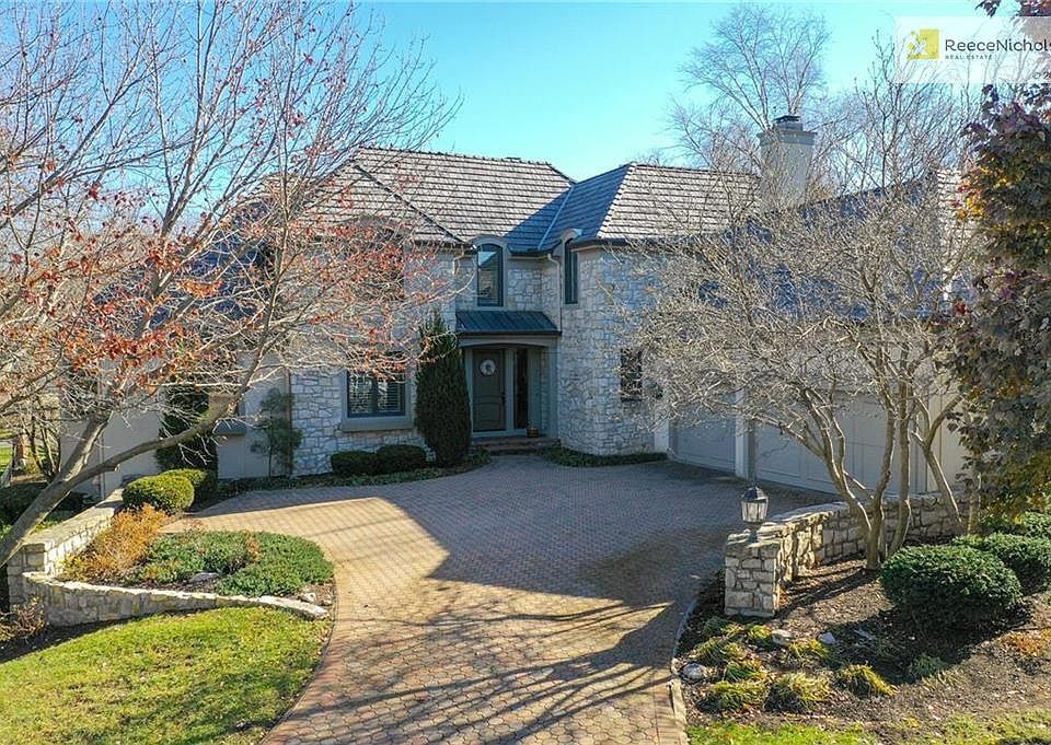 Gated maintenance provided community in Chartwell West