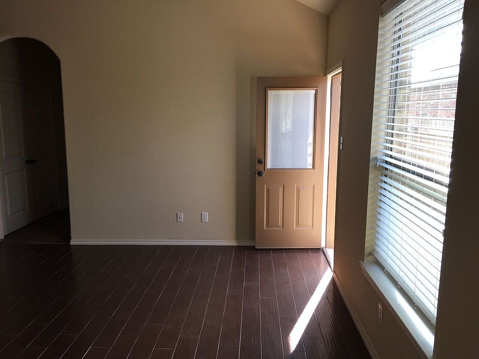 1st image of 530 Creekside Cir