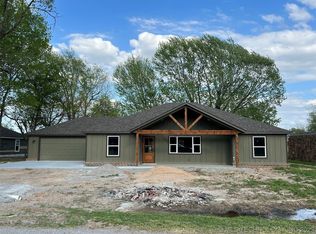 110 S Gray St, Chouteau, OK 74337