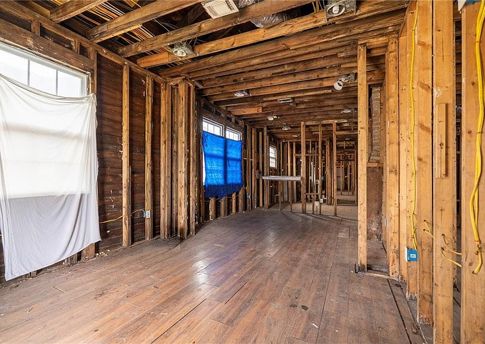 7th image of 1008-10 Charbonnet St