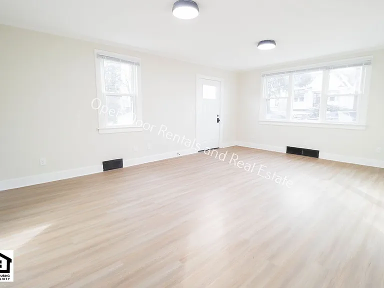 2323 Fox Ave — Photo 5