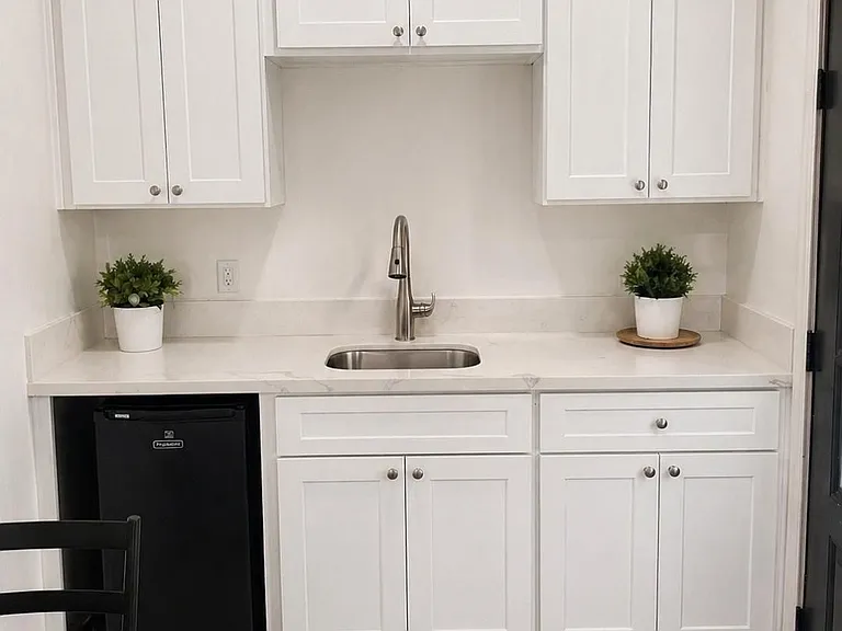 658 W Manor Dr #STUDIO — Photo 1