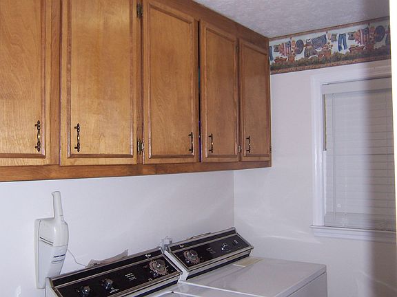 Laundry Room w/storage