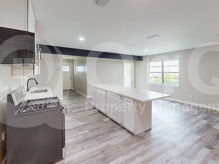 4320 Live Oak Dr — Photo 5