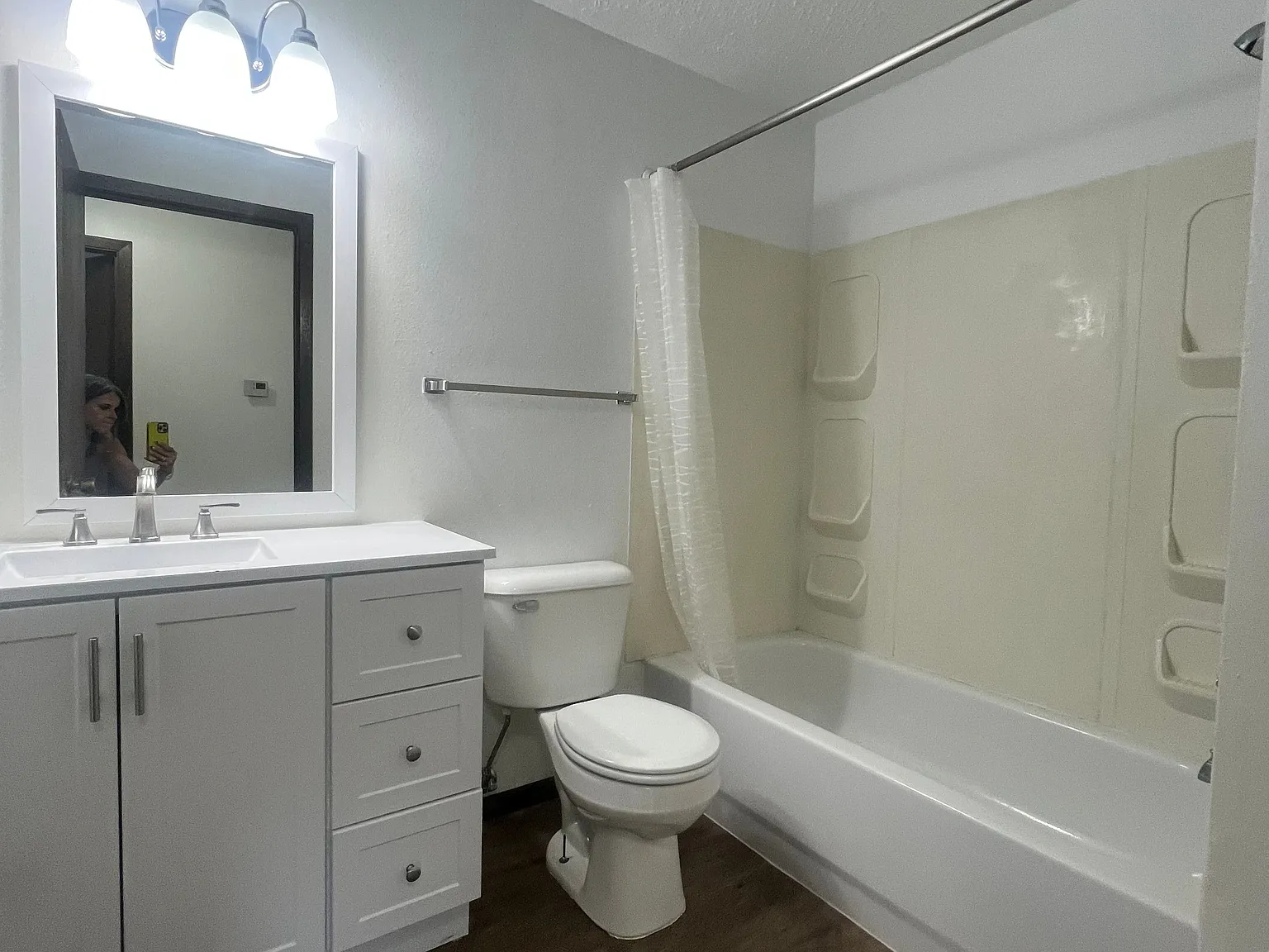 2 bed, 1.0 bath, 760 sqft, $850 — Photo 3