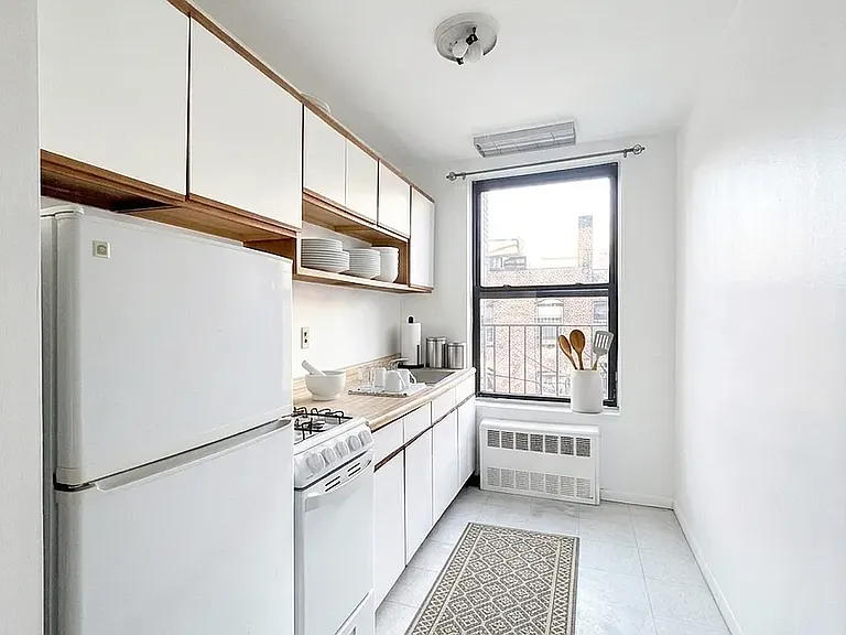 323A E 89th St #5E — Photo 2
