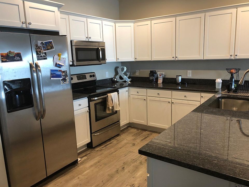 Great chef's kitchen with energy efficiant stainless steel a