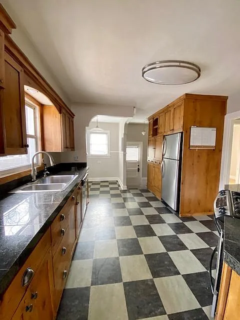 5 bed, 2100 sqft, $3,900 — Photo 4