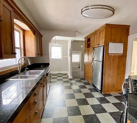 4th image of 1532 E Laird Ave