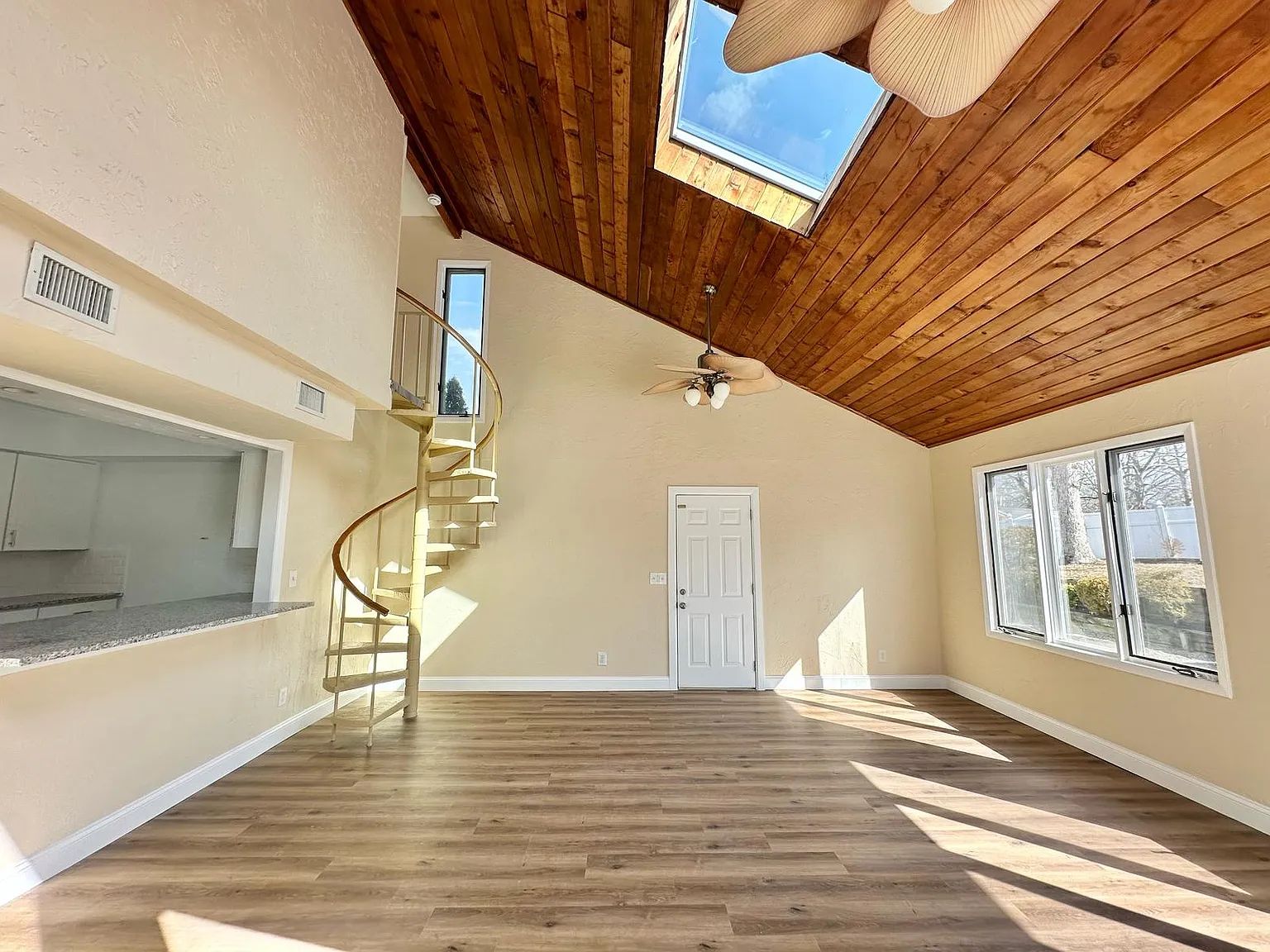 5 bed, 2333 sqft, $4,095 — Photo 3