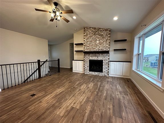 3rd image of 4595 Meadow Creek Dr