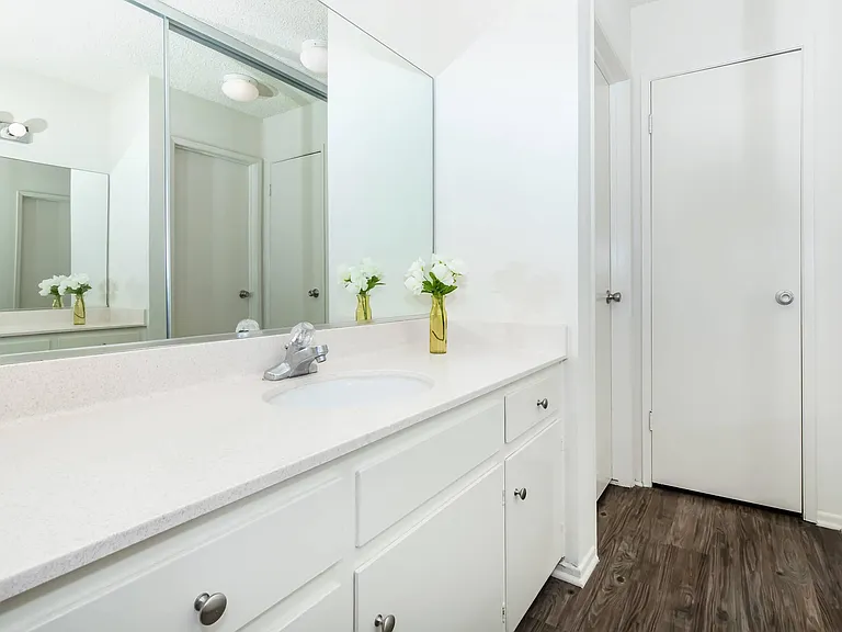 Riviera Vista Apartments — Photo 42