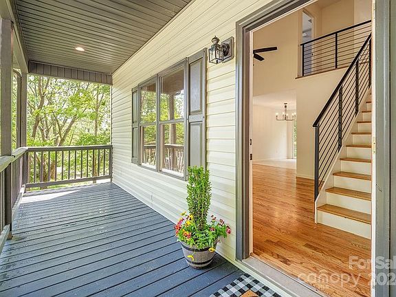 3rd image of 1016 Mountain Dr