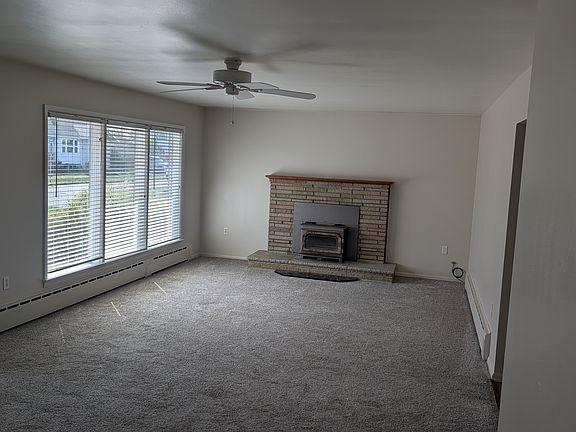 Living room w/functioning fireplace