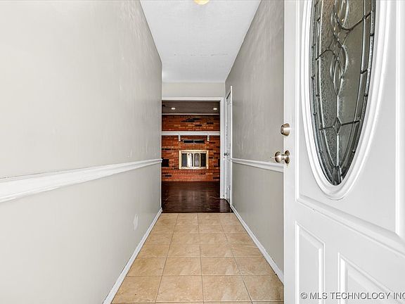 5th image of 413 Nebraska Ct