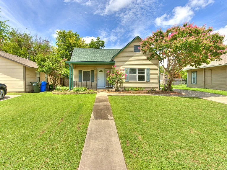 425 E Eufaula St — Photo 2