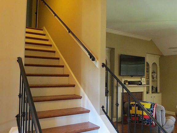 2nd image of 70 Laurel Cv