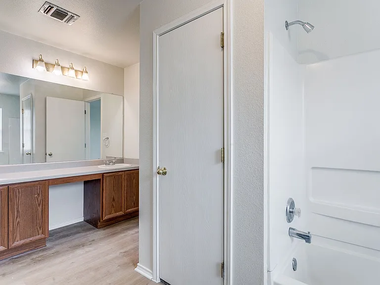 3410 Sherwin Dr — Photo 17