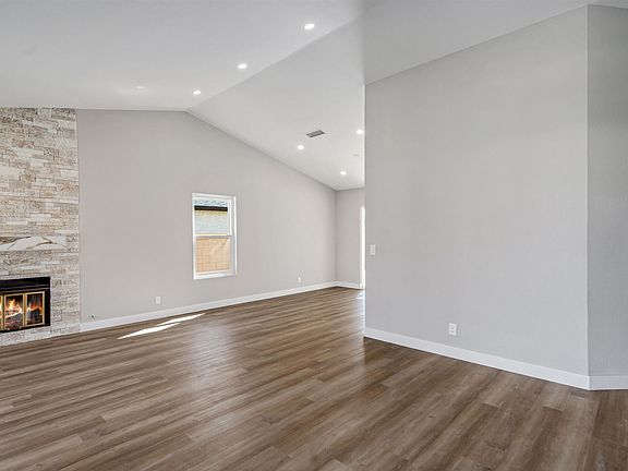 5th image of 37663 Lilacview Ave