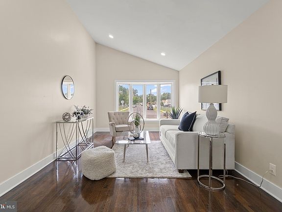 4th image of 707 Smith Ln